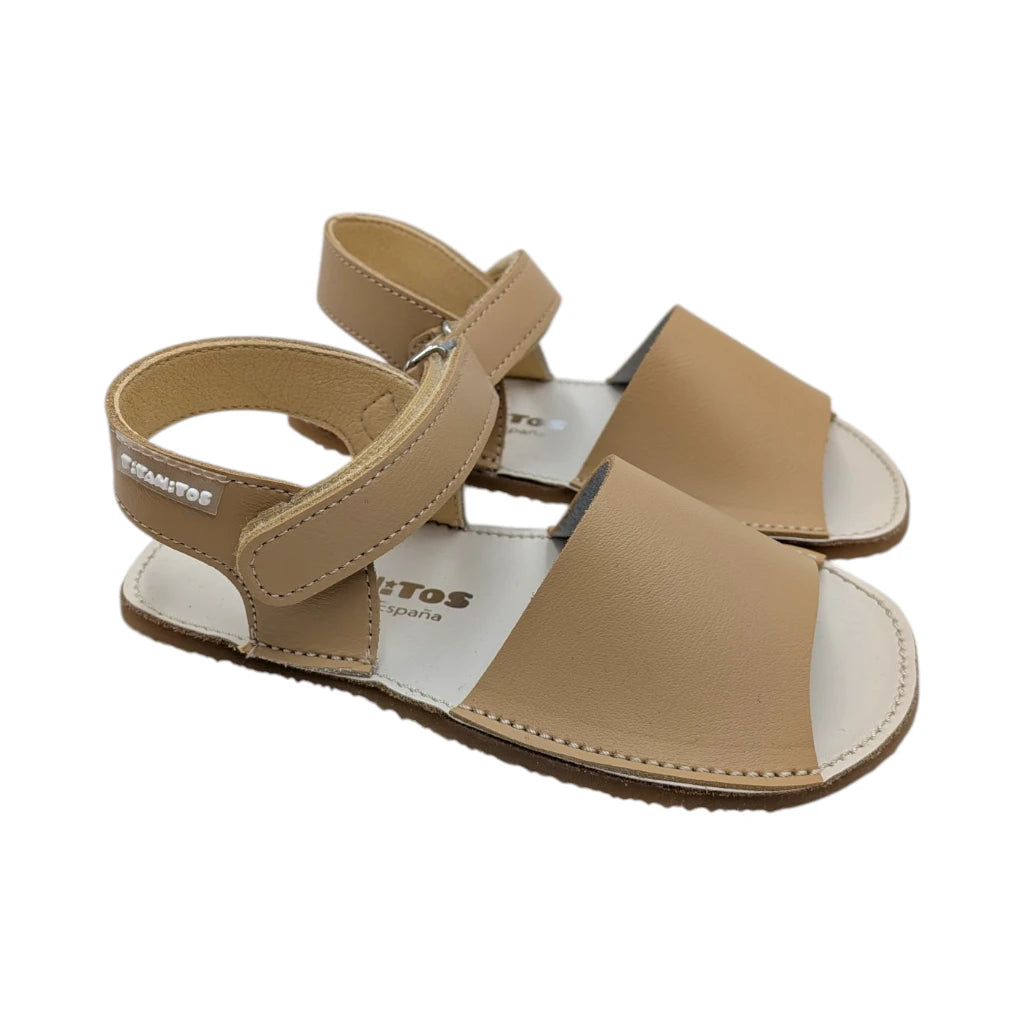 Menorquinas de piel color camel para bebé marca Titanitos con cierre de velcro en fondo blanco.