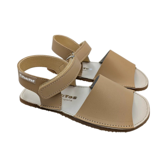 Menorquinas de piel color camel para bebé marca Titanitos con cierre de velcro en fondo blanco.