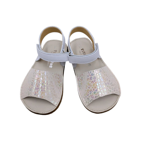 Detalle del patrón de glitter brillante y la plantilla de piel de las sandalias Titanitos.