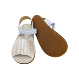 Vista de la suela flexible de goma de menorquinas blancas para niña con velcro Titanitos.