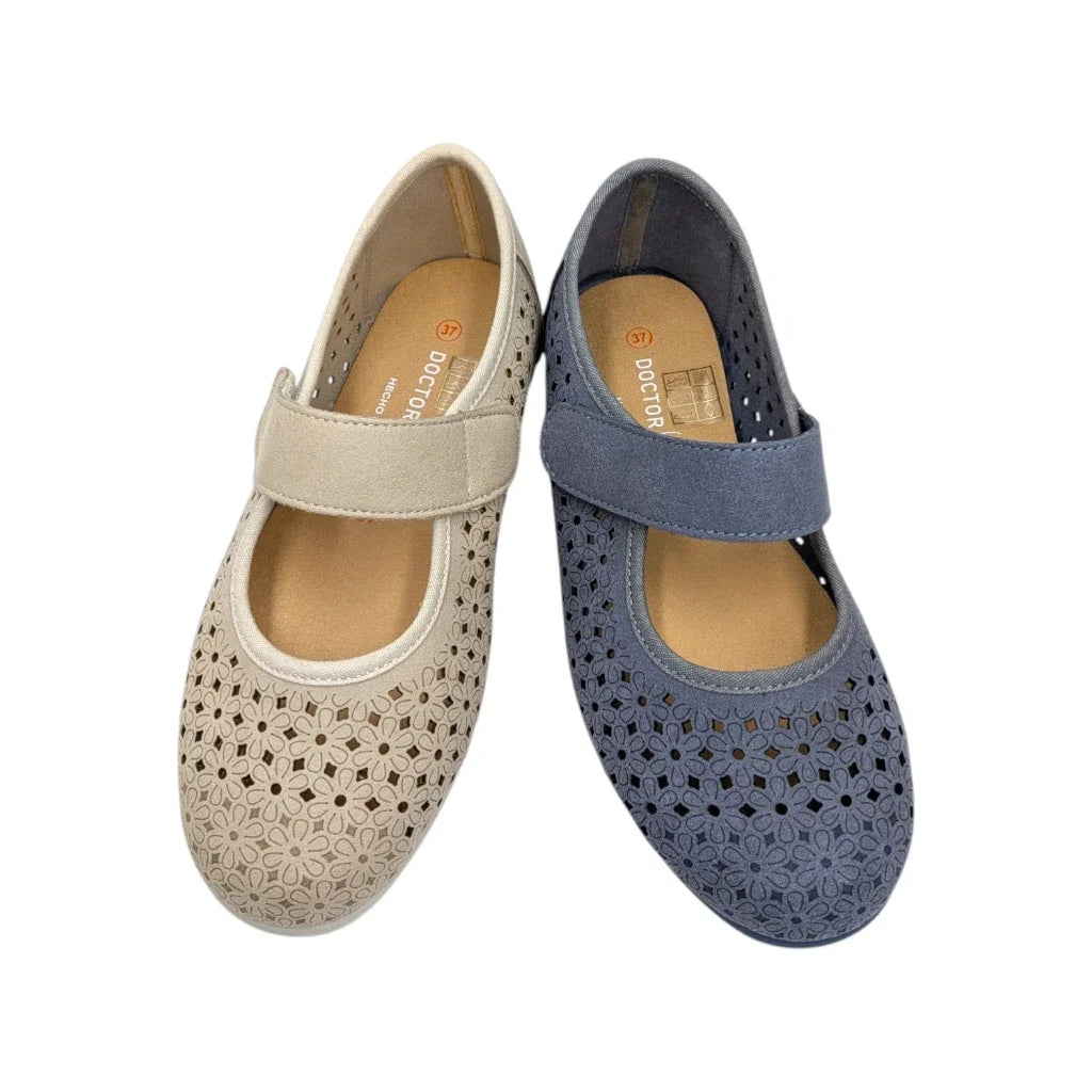 Detalle de la pulsera y cierre de velcro ajustable de zapato confort Doctor Cutillas para mujer.