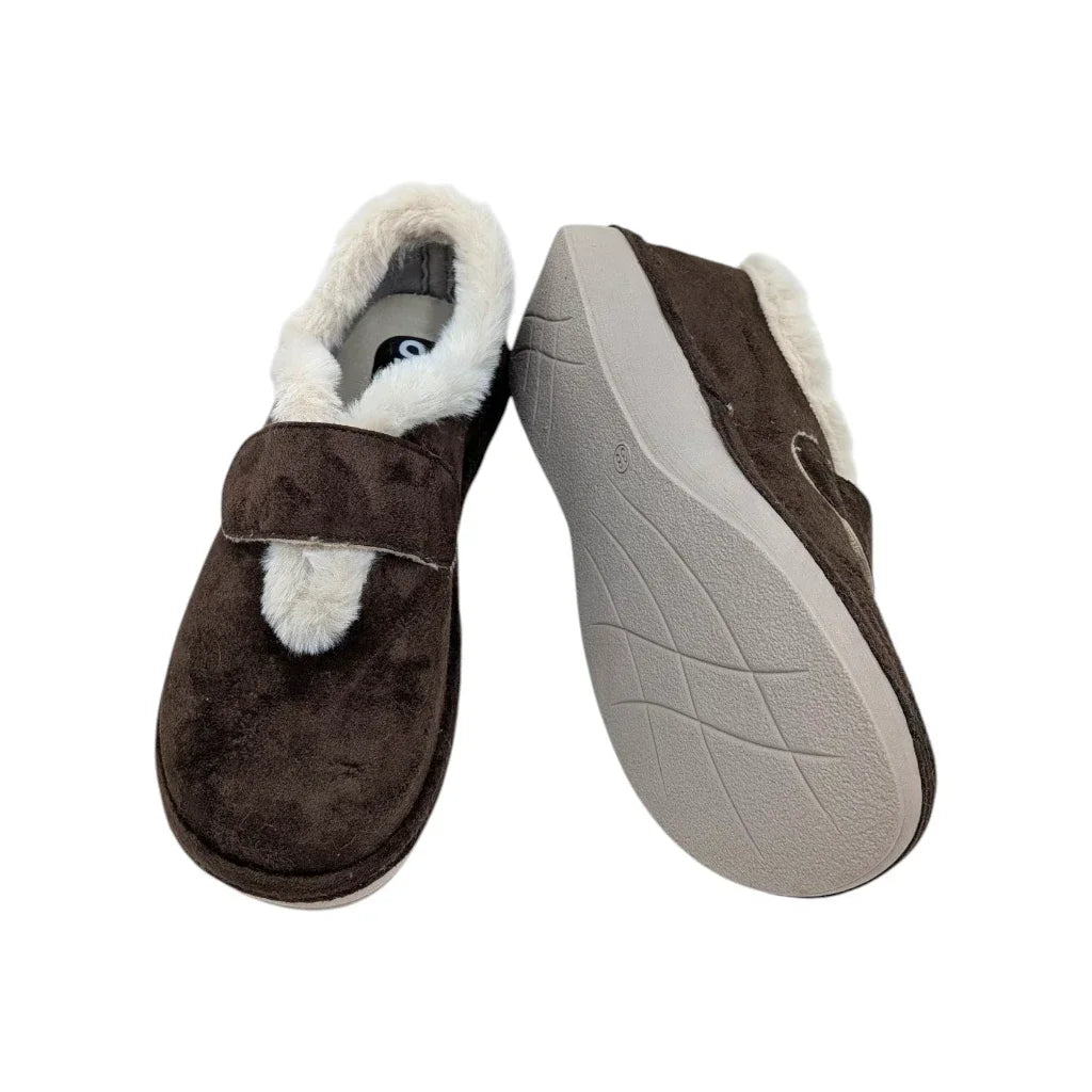 Vista lateral con suela ligera y flexible de la zapatilla de casa Salvi Calzados.