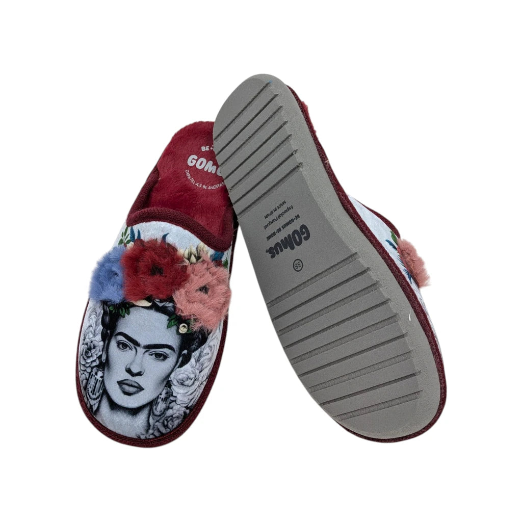 Perfil lateral de la zapatilla de estar por casa Gomus destalonada con ribete textil burdeos.