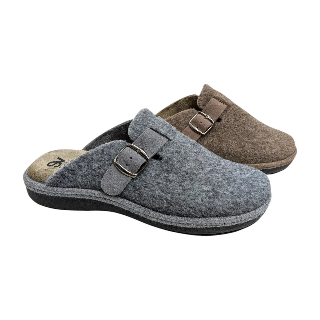 Pantuflas tipo zueco Salvi Confort en fieltro gris y marrón con hebilla ajustable sobre fondo blanco.