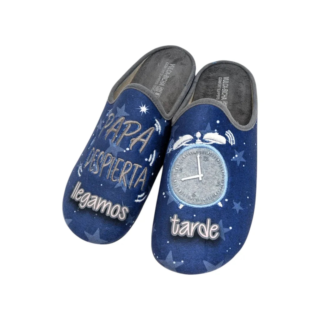 Vista superior de zapatilla de estar por casa con diseño de despertador y estrellas.