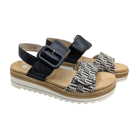 Sandalias Remonte negras con plataforma blanca y tira delantera trenzada en blanco y negro.