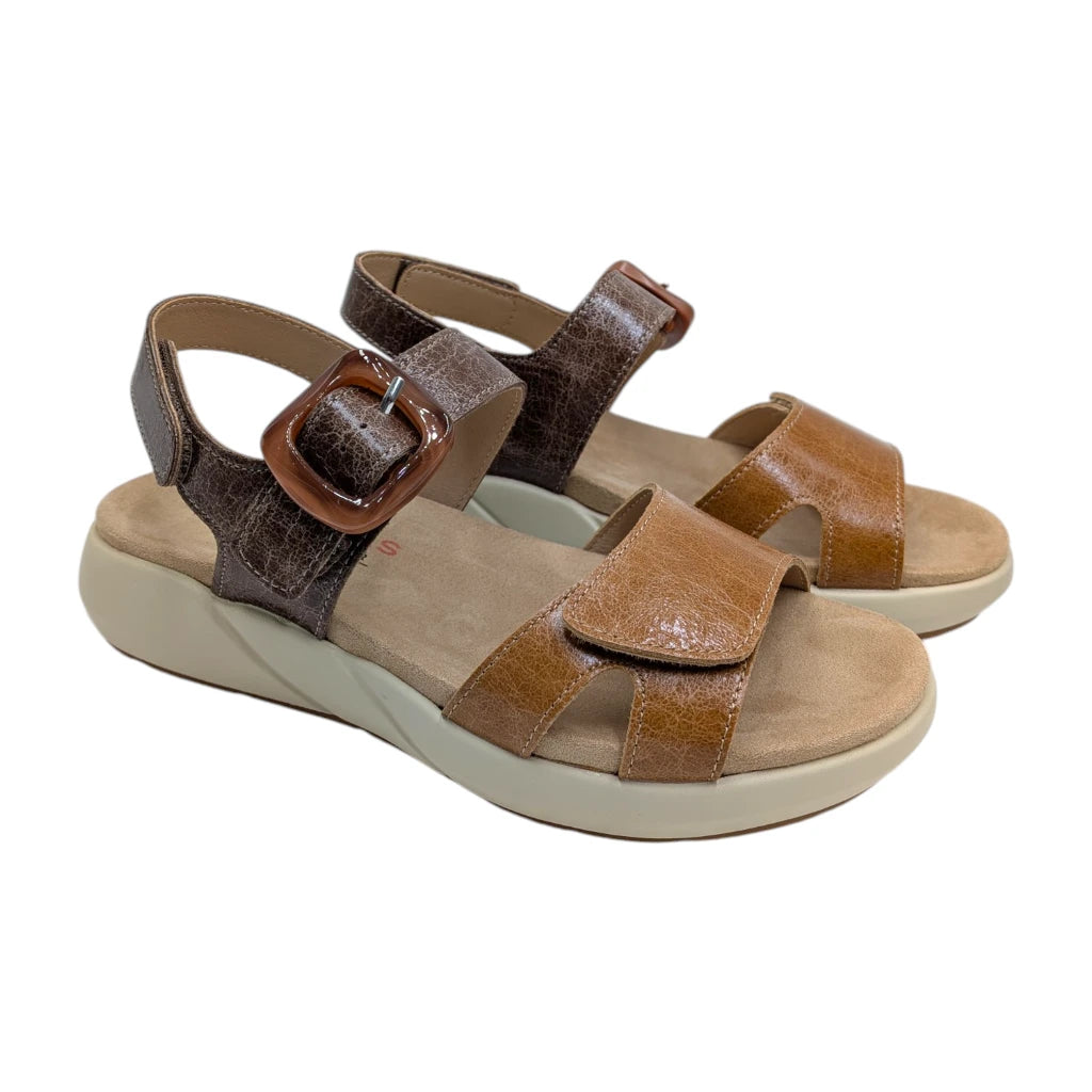 Vista lateral de sandalia Doctor Cutillas 31430 en piel marrón y cuero con suela técnica.