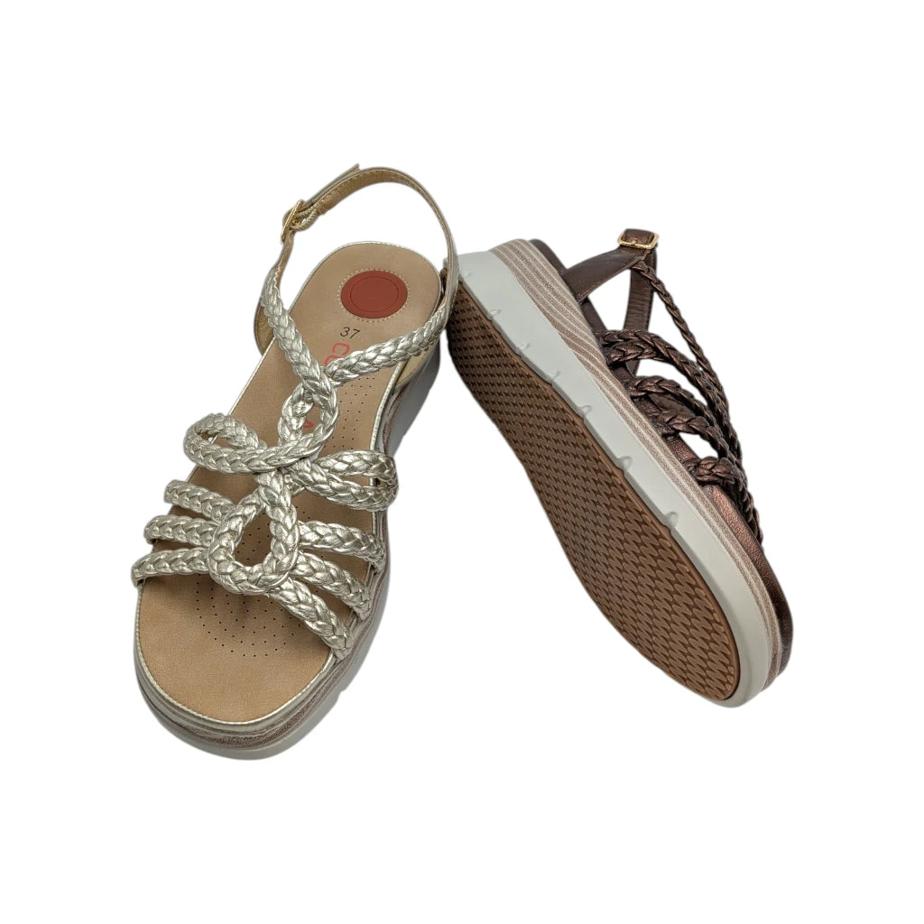 Vista lateral de la cuña ligera y suela antideslizante de sandalia para vestir Doctor Cutillas.