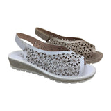 Sandalia cómoda con estampado floral romántico de la marca Doctor Cutilla en blanco y en metalizado.