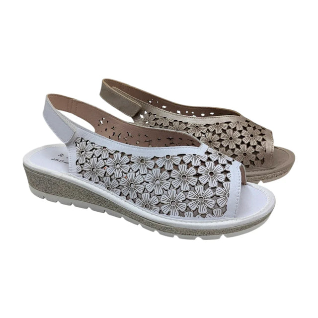 Sandalia cómoda con estampado floral romántico de la marca Doctor Cutilla en blanco y en metalizado.