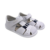 Sandalias infantiles Titanitos modelo Cristian en piel blanca con detalles azules y cierre de velcro.