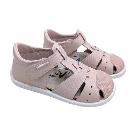 Sandalias respetuosas para bebé Titanitos modelo Emilio en piel color rosa con cierre de velcro sobre fondo blanco.
