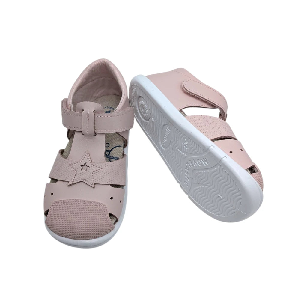 Detalle de la suela blanca plana y flexible de la sandalia respetuosa Titanitos.