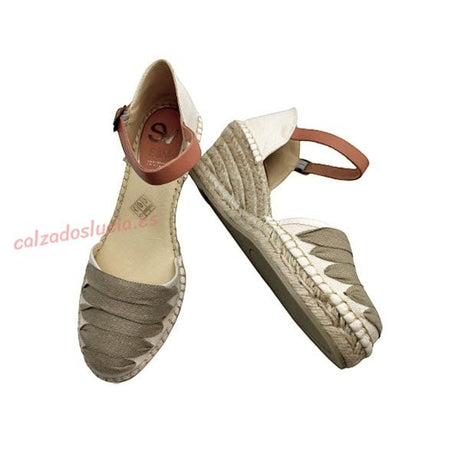 Sandalias de cuña alta tipo alpargata para mujer, en lona beige con detalle de cinta color caqui y tira en el tobillo.