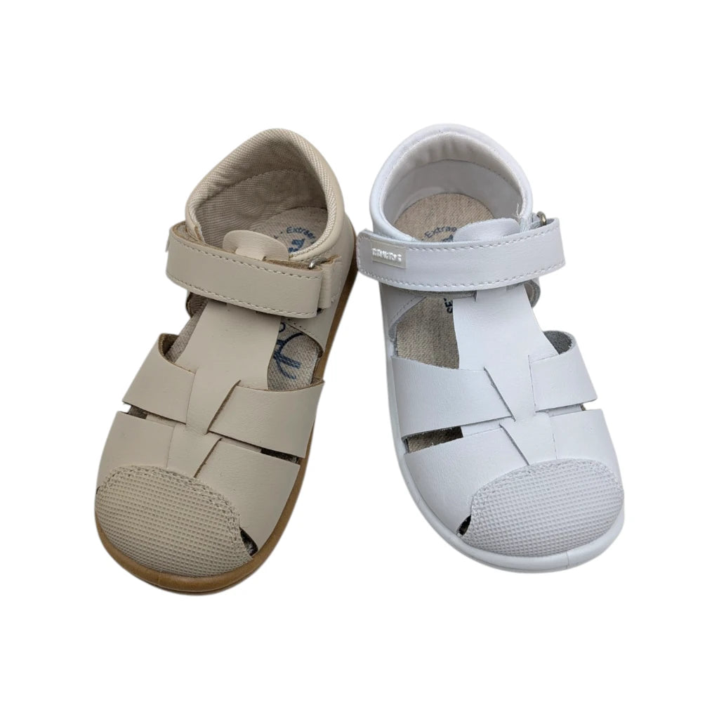 Detalle de la puntera reforzada y suela flexible de la sandalia respetuosa Titanitos Félix blanca.