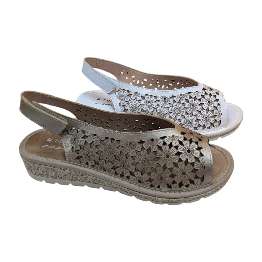 Primer plano del diseño floral troquelado transpirable en sandalia peep-toe.
