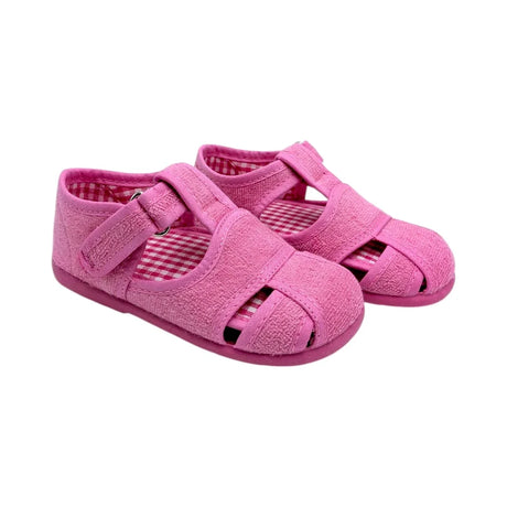 Sandalia de casa  con punta cerrada en rizo rosa para niña, sobre fondo blanco