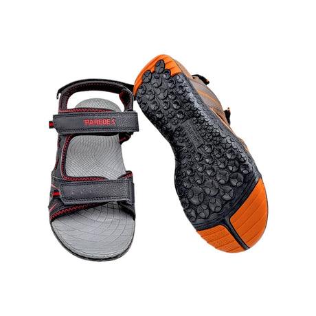 Vista de la suela ergonómica y antideslizante de la sandalia deportiva Paredes.