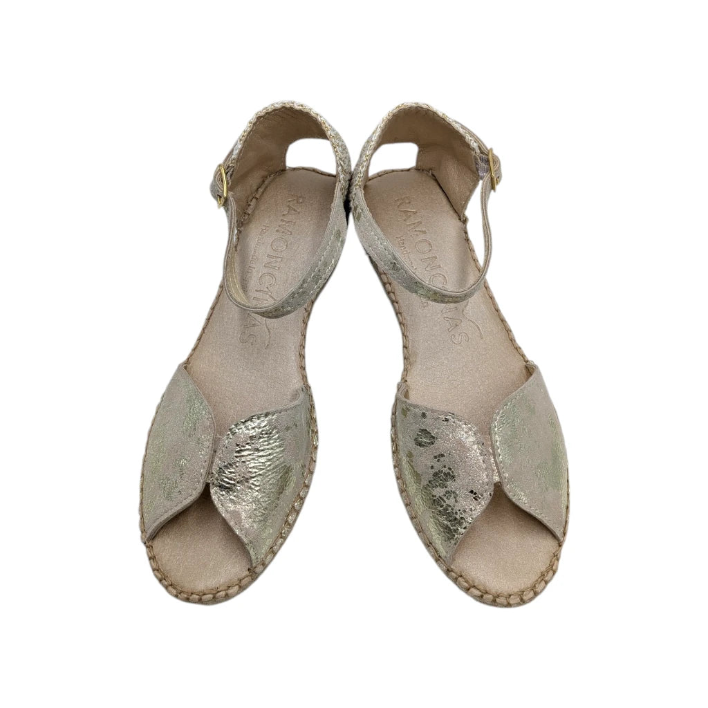 Primer plano de la puntera abierta y el acabado brillante de la sandalia artesanal.