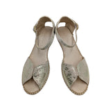 Primer plano de la puntera abierta y el acabado brillante de la sandalia artesanal.