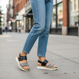 Chica caminando por la calle con la sandalia Remonte con plantilla