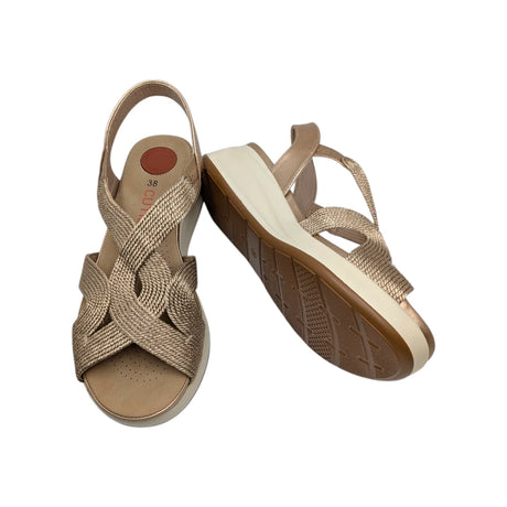 Suela de cuña ligera beig en sandalia metalizada Doctor Cutillas.