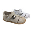 Sandalias de bebé Titanitos modelo Félix en colores blanco y beige sobre fondo neutro.