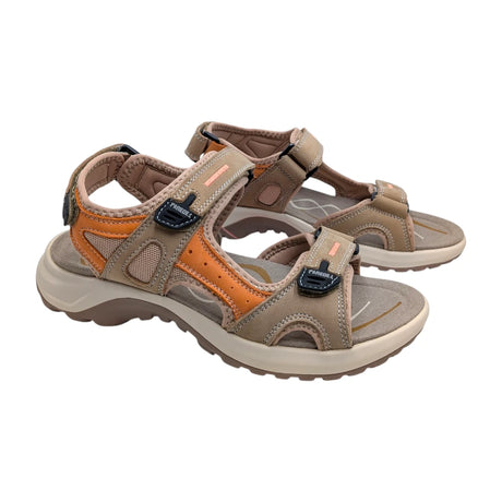 Sandalias de montaña Paredes modelo Banyotes para mujer en color beige y naranja sobre fondo blanco.