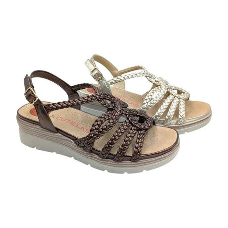 Detalle del cierre de hebilla y planta acolchada de la sandalia de confort Doctor Cutillas.