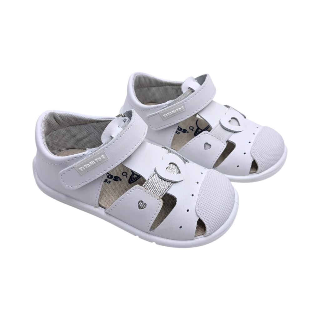 Sandalias de piel blanca para niña Titanitos modelo Teresa con detalles de corazones.