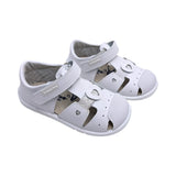Sandalias de piel blanca para niña Titanitos modelo Teresa con detalles de corazones.