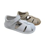 Vista lateral del cierre de velcro ajustable y logotipo de Titanitos en sandalia de piel para niño.