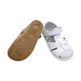 Perspectiva de la sandalia Titanitos Félix mostrando su suela antideslizante y ligera para primeros pasos.