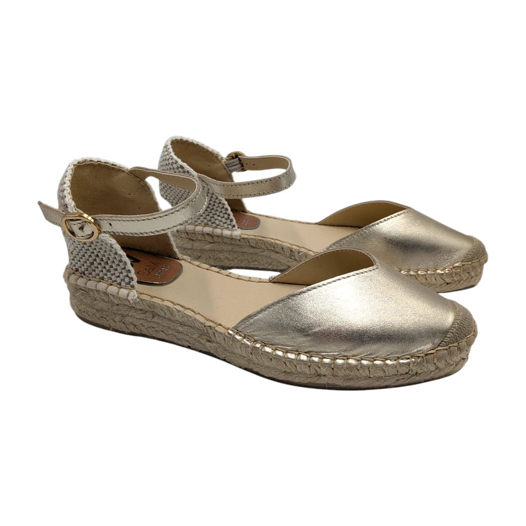 Alpargatas Salvi de piel color platino con cierre de pulsera y suela de yute.