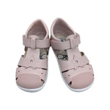 Primer plano de la puntera reforzada y el detalle de estrella troquelada en la sandalia infantil Emilio.