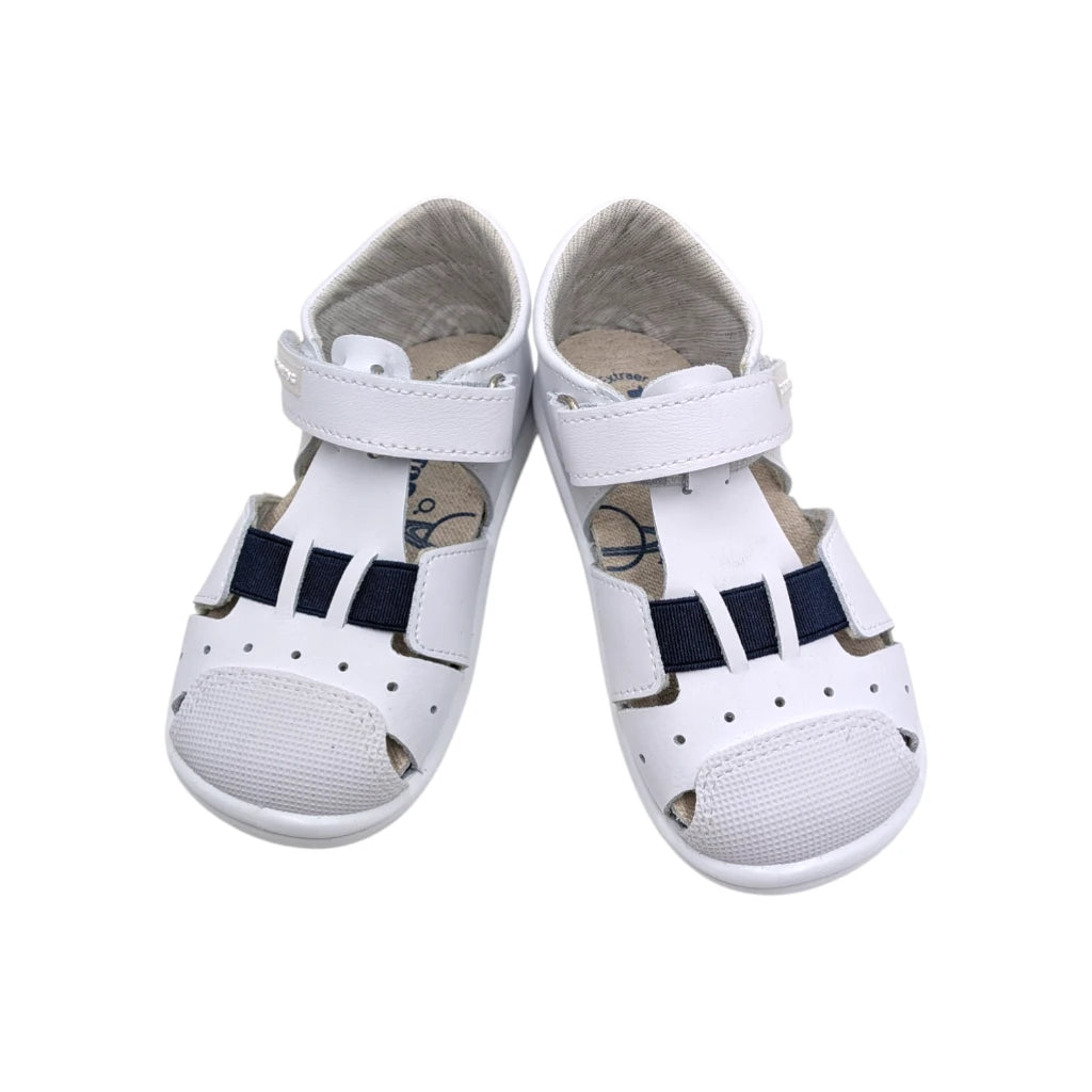 Primer plano de la puntera reforzada de la sandalia Titanitos, diseñada para proteger los pies de los niños.