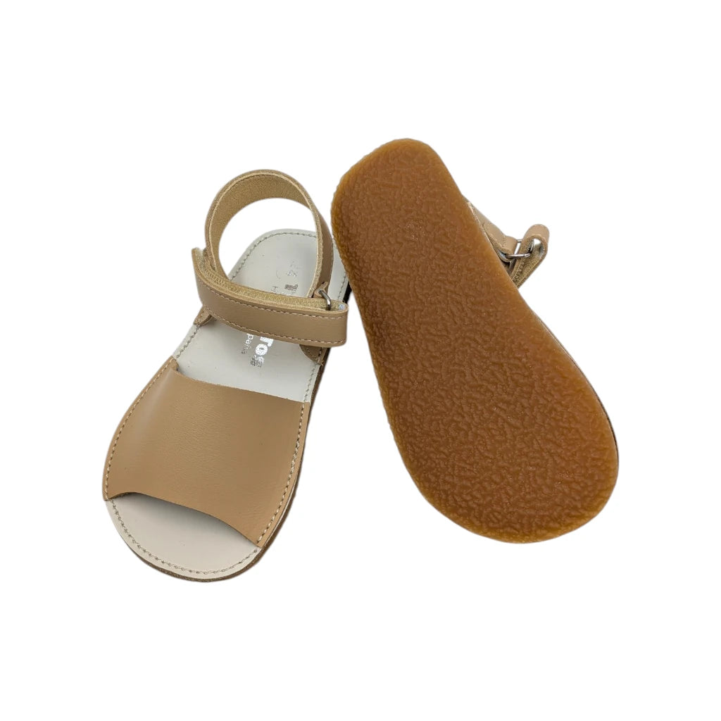 Vista de la suela de abarcas menorquinas para bebé en color tierra con suela de goma flexible.