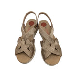 Detalle de tiras trenzadas y plantilla acolchada sandalia confort mujer.