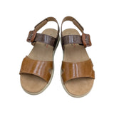 Sandalias cómodas Doctor Cutillas 31430 sobre fondo blanco para tienda online.