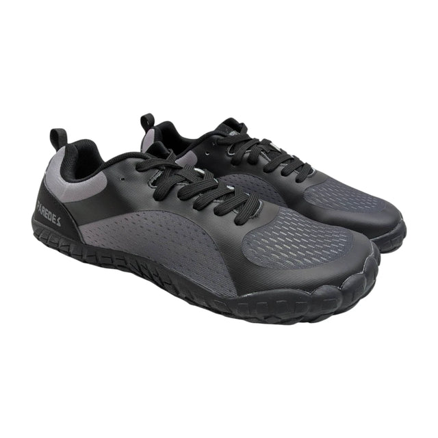 Zapatilla Barefoot Paredes modelo Baldomar en color negro y gris sobre fondo blanco.