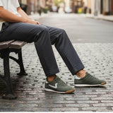 Chico sentado, con unas zapatillas Gaibiel en color kaki