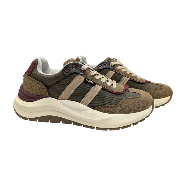 Zapatillas casuales de hombre Paredes Inazares en color marrón, oliva y detalles burdeos.