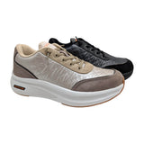 Zapatillas cómodas acolchadas Cutillas para mujer en colores beig y negro sobre fondo blanco.