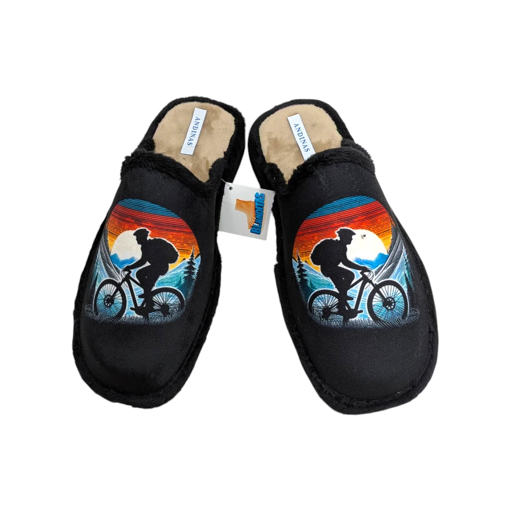 Detalle del estampado de montaña y ciclista al atardecer en zapatilla de casa Andinas