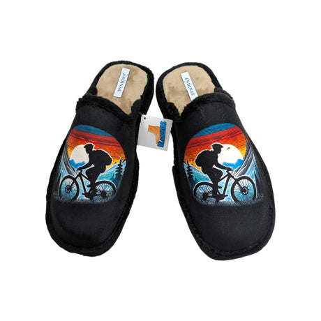 Detalle del estampado de montaña y ciclista al atardecer en zapatilla de casa Andinas