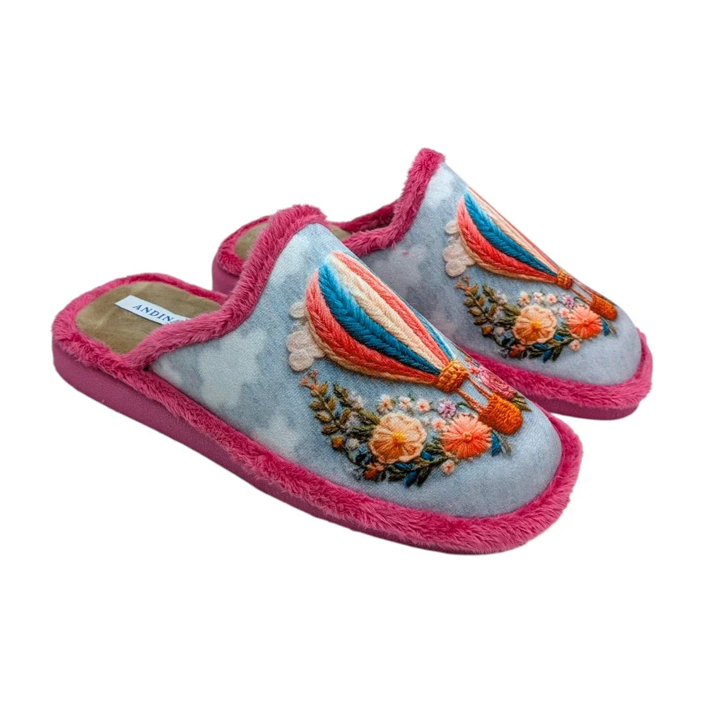 Zapatillas de casa para mujer marca Andinas con estampado de globo aerostático y pelo fucsia.