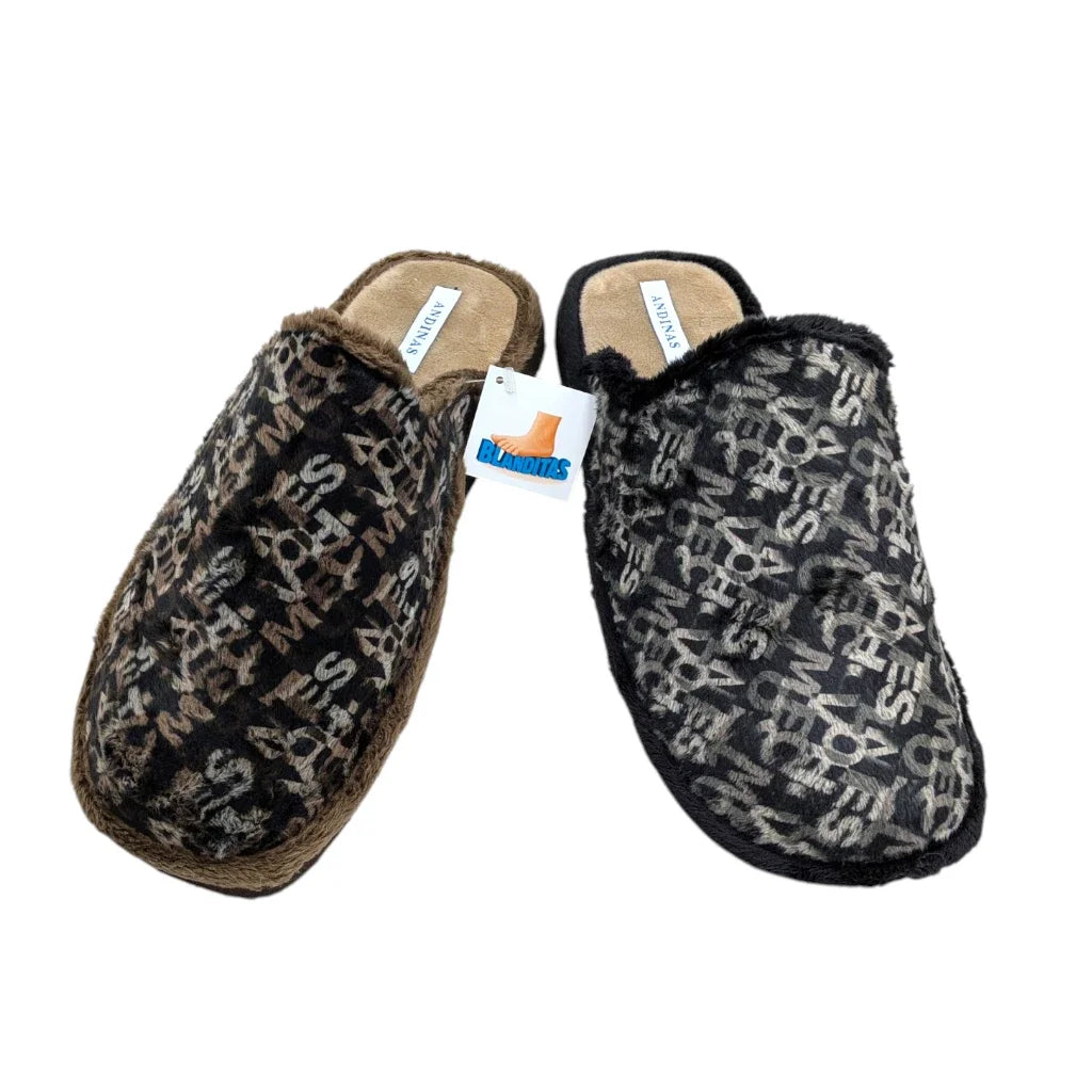 Vista superior del par de zapatillas de casa destalonadas listás para calzar.