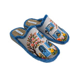 Vista superior de las zapatillas de casa Andinas 409 con estampado de fachada y flores sobre fondo blanco.