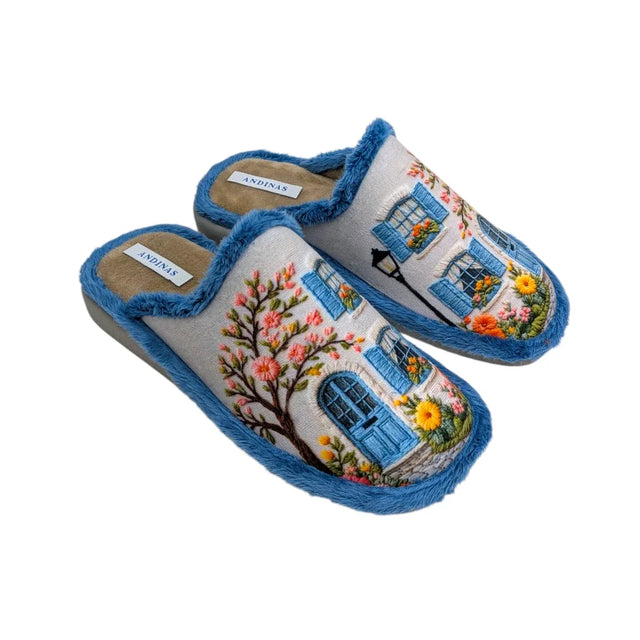 Vista superior de las zapatillas de casa Andinas 409 con estampado de fachada y flores sobre fondo blanco.