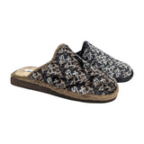Par de zapatillas de estar por casa destalonadas con estampado de letras y borde de pelo sintético en tono marrón y gris, de Andinas.